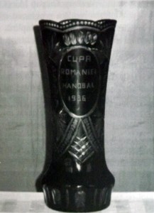 Trofeul cucerit de handbaliștii Politehnicii în 1986